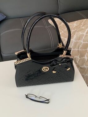 Synthetic patent leather lady’s bag, colour black.
